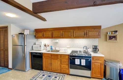 Bromley Mountain Apartment | Bromley Mountain Escape w/2 Balconies: Hike & Ski