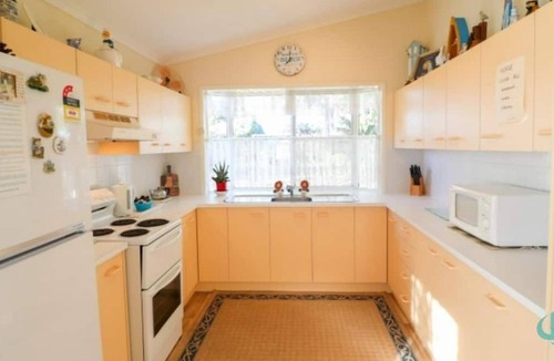Swansea House | Bromyard Lakeside Cottage - access to waterfront