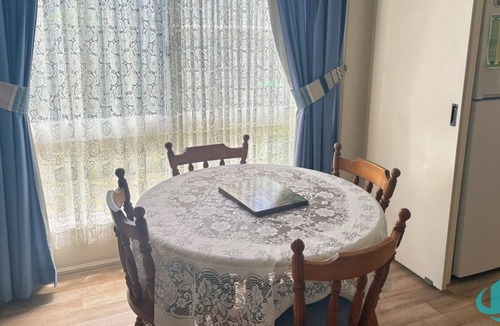 Swansea House | Bromyard Lakeside Cottage - access to waterfront