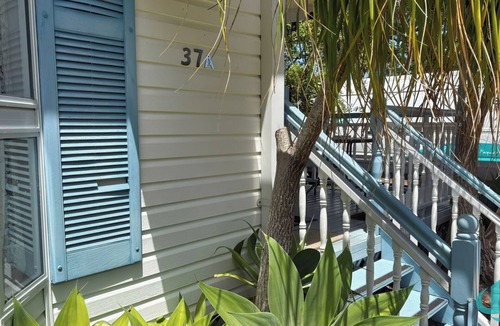 Swansea House | Bromyard Lakeside Cottage - access to waterfront