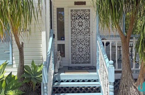 Swansea House | Bromyard Lakeside Cottage - access to waterfront