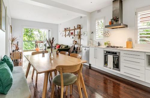 Bronte Apartment | 'Bronte Beauty' Modern Heritage Style with Balcony