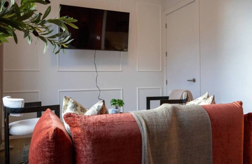 Port Morris Apartment | Bronx Retreat: NYC Apartment w/Movie Theater, Pool, Cinema, Gym & Rooftop Views