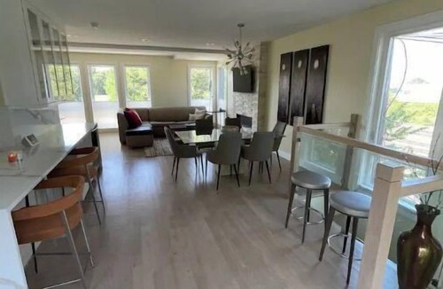 Oakland House | Bronzeville-Lakefront property, near Sox, McCormick, Museums & Downtown Chicago.