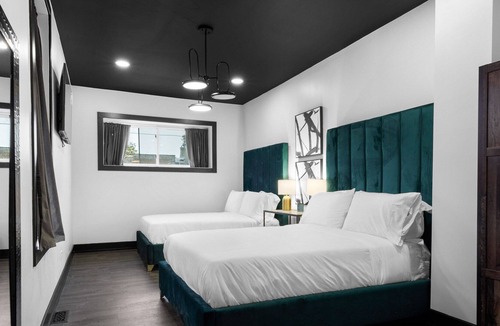 Bronzeville House | Bronzeville Luxury Black & White Duplex