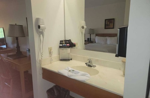 Syracuse Hotel | Brook Pointe Inn