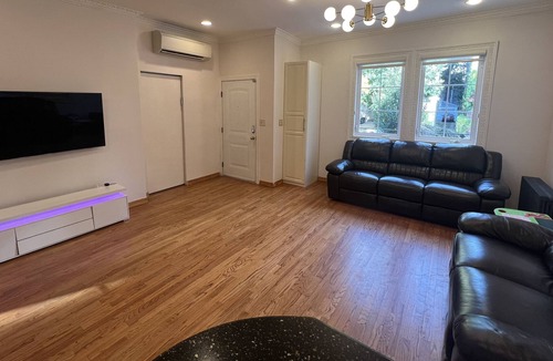 Midwood Apartment | Brooklyn Gem with back yard