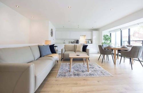 Cheadle Apartment | Brooklyn Mews-Free Parking