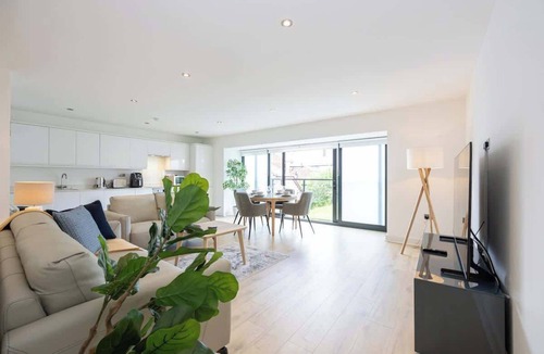 Cheadle Apartment | Brooklyn Mews-Free Parking