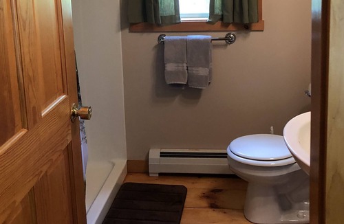 Errol House | Brookside Cabin - Hampshire Woods