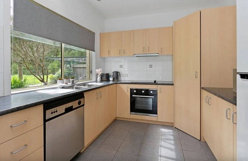 Apollo Bay House | Brookside - Centrally located