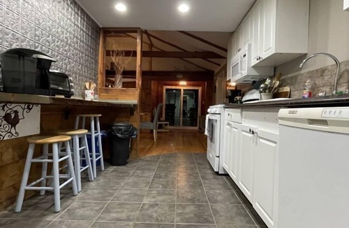 Goshen House | Brookside Hideaway, Brook Road Inn