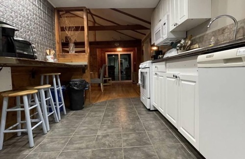 Goshen House | Brookside Hideaway, Brook Road Inn