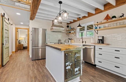 Lake Lure House | Brookside Retreat by Carolina Properties | Pet Friendly