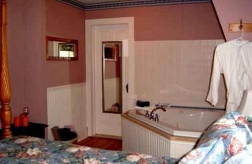 Canadensis Bed & Breakfast | Brookview Manor Inn