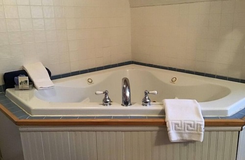 Canadensis Bed & Breakfast | Brookview Manor Inn