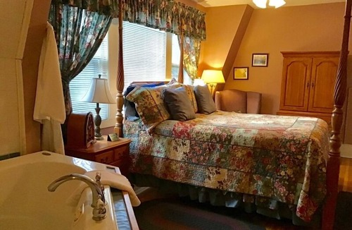 Canadensis Bed & Breakfast | Brookview Manor Inn