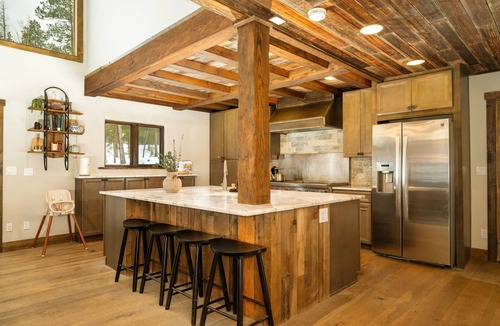 Fraser Ski Chalet | Brooky Bear Lodge: Hot Tub + Game & Movie Rooms