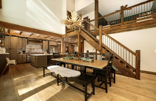 Fraser Ski Chalet | Brooky Bear Lodge: Hot Tub + Game & Movie Rooms