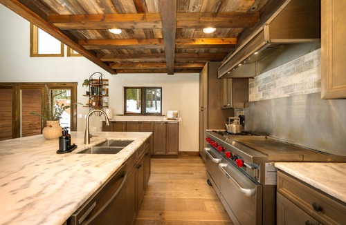 Fraser Ski Chalet | Brooky Bear Lodge: Hot Tub + Game & Movie Rooms