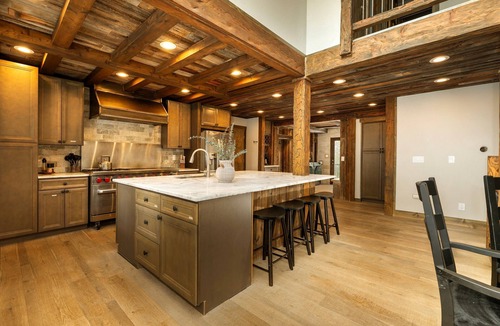 Fraser Ski Chalet | Brooky Bear Lodge: Hot Tub + Game & Movie Rooms