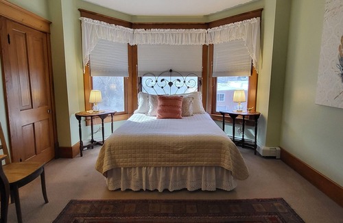 Paonia Bed & Breakfast | Bross Hotel