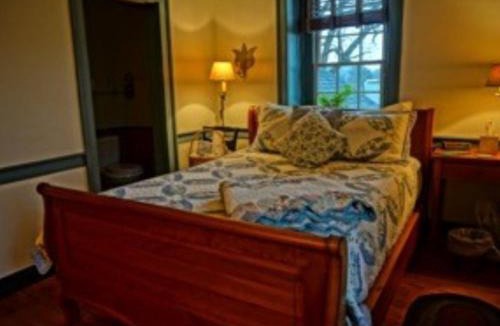 Reinholds Bed & Breakfast | Brownstone Colonial Inn