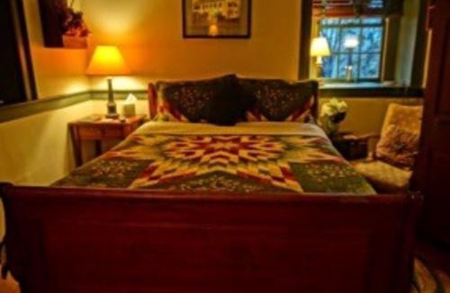 Reinholds Bed & Breakfast | Brownstone Colonial Inn