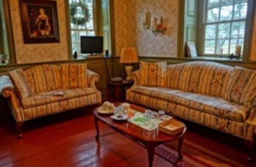 Reinholds Bed & Breakfast | Brownstone Colonial Inn