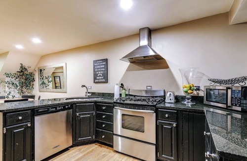 Gold Coast Apartment | Brownstone in Gold Coast