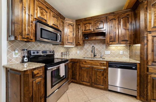 Brownwood House | Brownwood Lodge · Roomy Lodge Nestled Lakeside