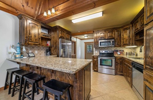 Brownwood House | Brownwood Lodge · Roomy Lodge Nestled Lakeside