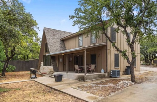 Brownwood House | Brownwood Lodge - Roomy Lakeside