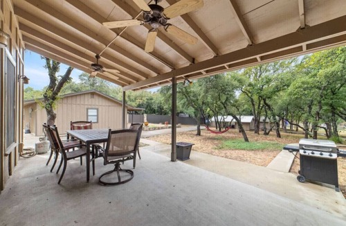 Brownwood House | Brownwood Lodge - Roomy Lakeside