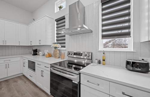Dallas House | BRs w/Ensuite Baths l Pet-Friendly l Central Loc