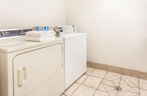 Brush Hotel | Brush Inn and Suites