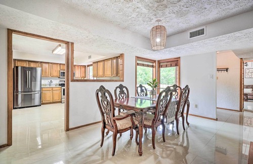 Briarcrest Estates Cottage | Bryan Home w/Deck & Yard ~ 4 Mi to Texas A & M!