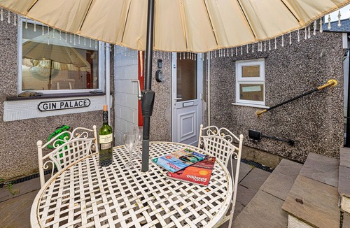 Bont Newydd House | Bryn Derfel House