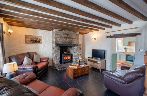 Kidwelly Apartment | Bryntowy (sleeps 6).