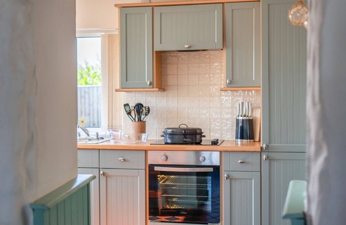 Kidwelly Apartment | Bryntowy (sleeps 6).