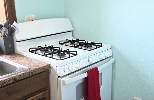Shibui Sands Apartment | BSI111- Cozy Studio Sleeps 2, Pool, Walk to the Beach, Ocean Views, Dogs OK!
