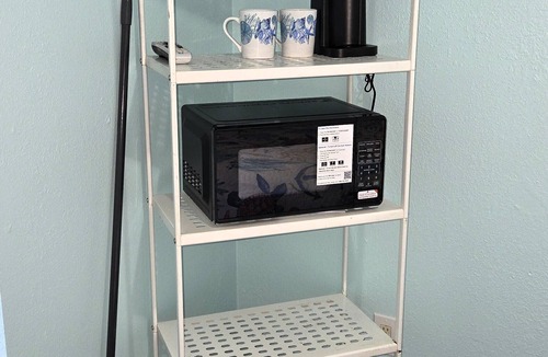 Shibui Sands Apartment | BSI111- Cozy Studio Sleeps 2, Pool, Walk to the Beach, Ocean Views, Dogs OK!