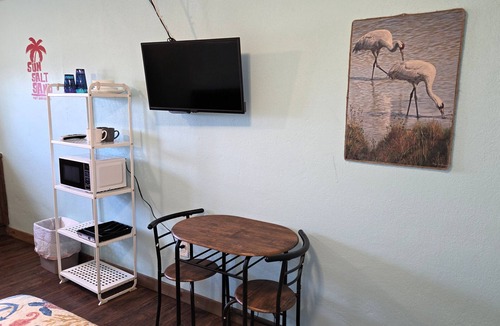 Shibui Sands Apartment | BSI112-Studio with Shared Pool, Walk to Beach, Sleeps 2 Adults/2 Kids, Dogs OK!