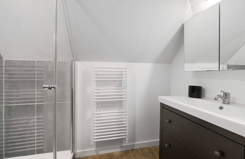 Saint-Mars-la-Jaille Apartment | Bubble of Serenity with Spa at “La Charmante des Vallons”