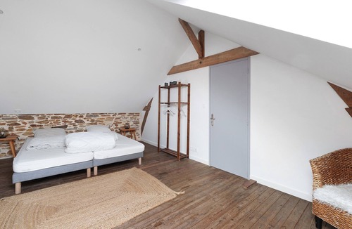 Saint-Mars-la-Jaille Apartment | Bubble of Serenity with Spa at “La Charmante des Vallons”