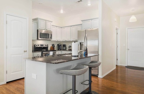 Farmington House | Bubbly Blue-Monthly Rental-3 Mi to UofA & Downtown