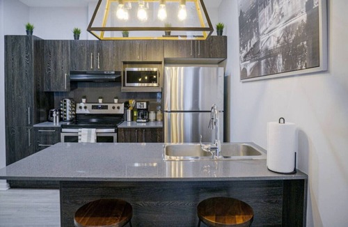 The Triangle Apartment | Buchanan *201* - Midtown Condo Luxe + Gym