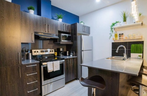 The Triangle Apartment | Buchanan *301* - Midtown Condo Luxe + Gym