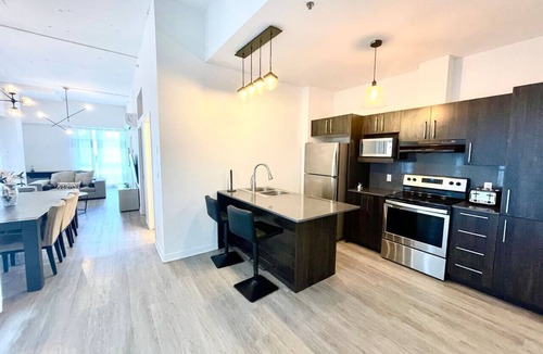 The Triangle Apartment | Buchanan *312* - Midtown Condo Luxe 3BR + Gym