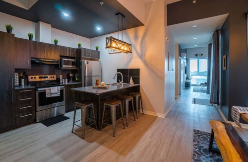 The Triangle Apartment | Buchanan *401* - Midtown Condo Luxe + gym